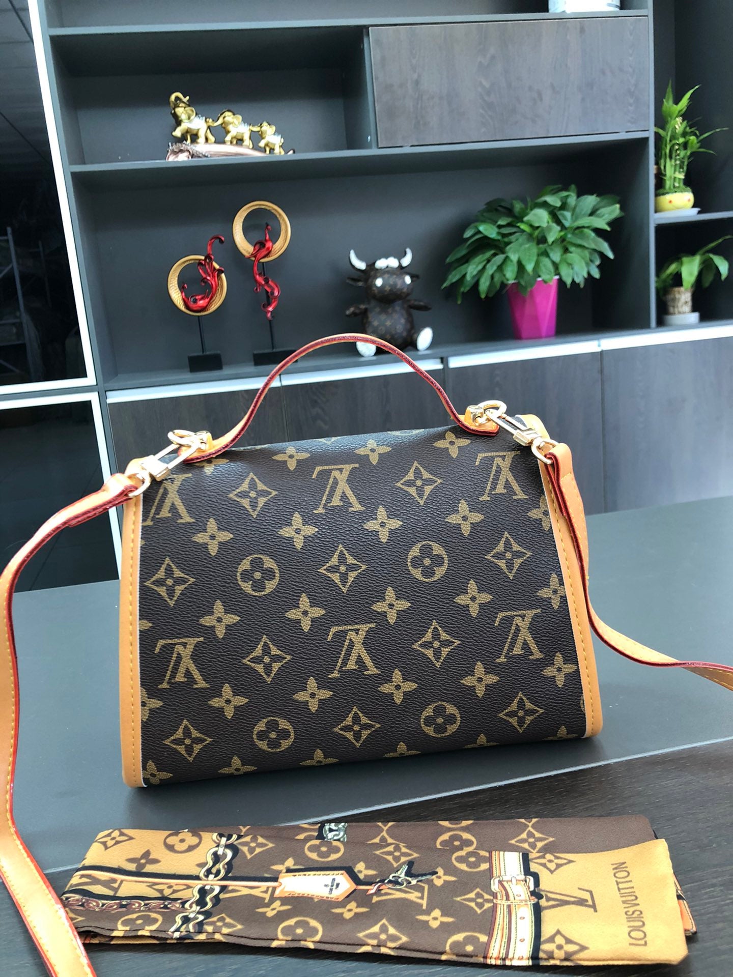 Louis vuitton handbag plus Twilly