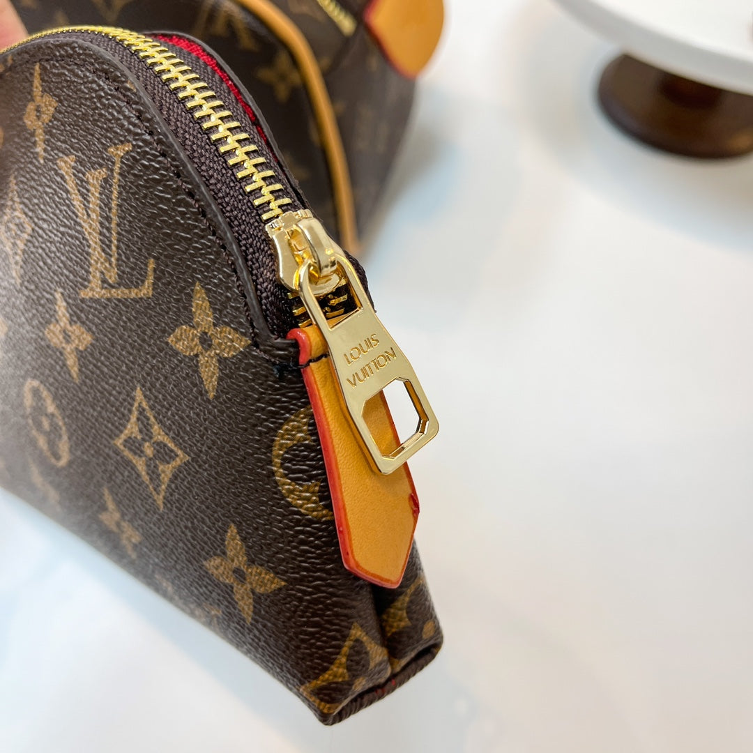 Louis vuitton handbag( vanity set / toiletry bag)