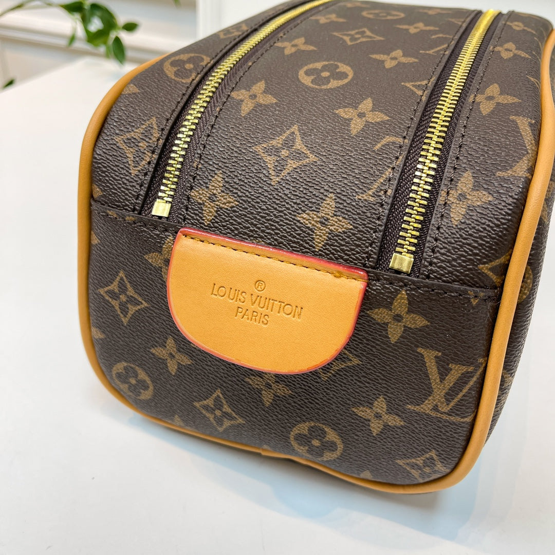 Louis vuitton handbag( vanity set / toiletry bag)