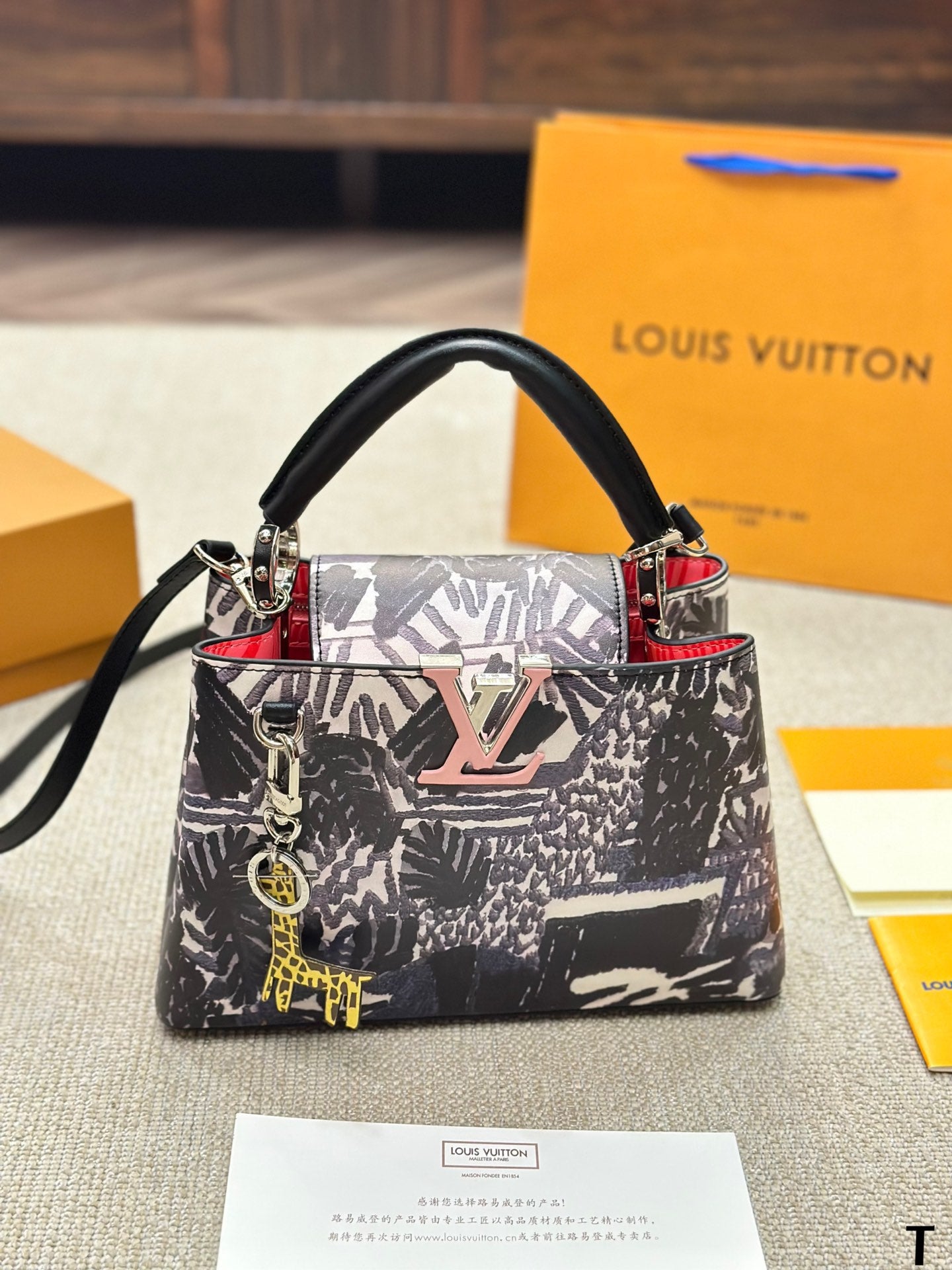 Louis Vuitton Capucines Handbag( 28cm)