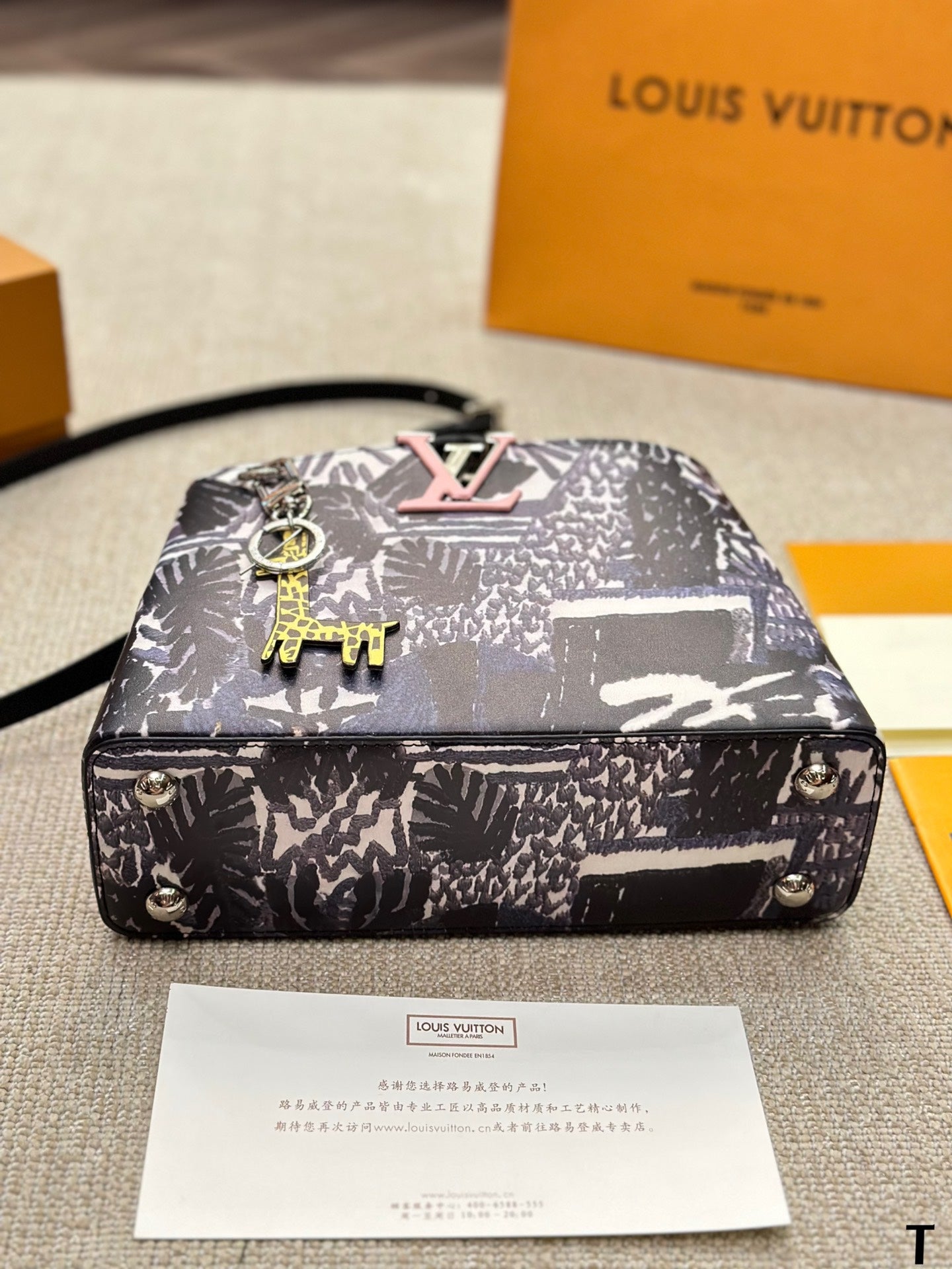 Louis Vuitton Capucines Handbag( 28cm)