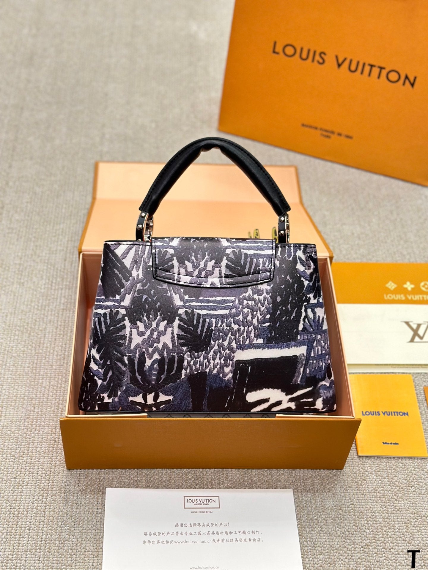 Louis Vuitton Capucines Handbag( 28cm)